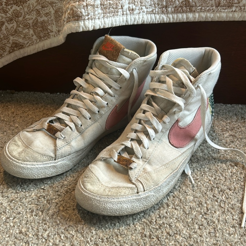 Pink and white Nike Women’s Blazers, Mid ‘77 Catechu,